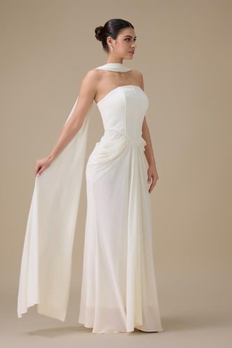 فستان أبيض طويل مع شال بتصميم درابيه