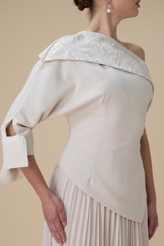 فستان طويل بيج بيليسه بكتف واحد