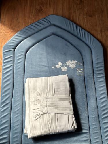 طقم ازرق وأبيض