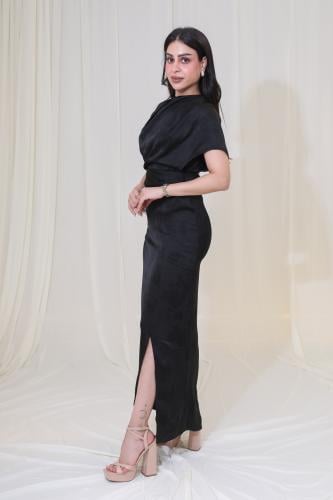 فستان ساتان أنيق بطبعة خفية وقصة ملتفة مع فتحة جان...