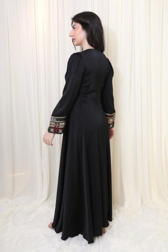 جلابية سوداء بتطريز تراثي ملون وتصميم فاخر