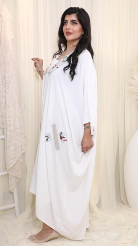 جلابية بيضاء بألوان أنيقة وتطريز عصري