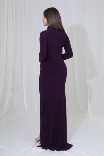 فستان سهرة طويل بقصة ضيقة وتطريز راقي