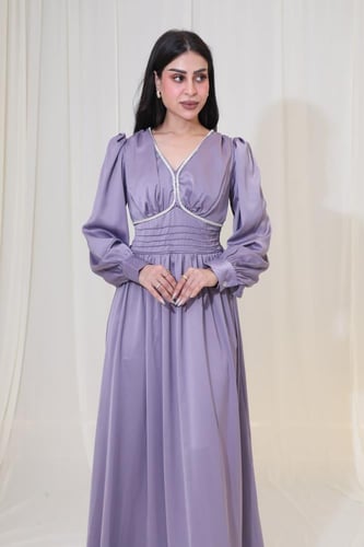 فستان ساتان طويل بأكمام منفوخة وتفاصيل خصر ناعمة