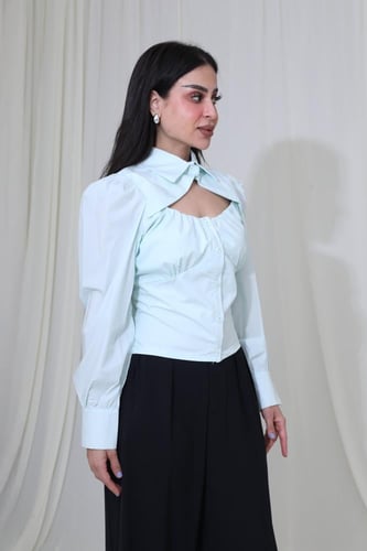 بلوزة بقصة عصرية بياقة رسمية وأكمام طويلة