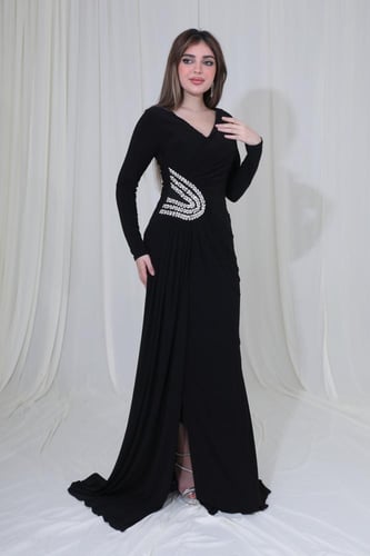 فستان سهرة طويل بتصميم ملكي وتطريز فخم