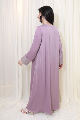 جلابية موف بتطريز فضي وتصميم أنيق