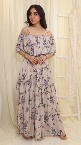 فستان زهور بيج وأكتاف مكشوفة