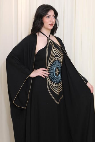 جلابية أنيقة بتصميم فخم وتطريز عصري