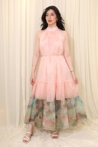 فستان طويل بياقة مرتفعة