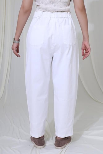 بنطلون واسع بخصر مطاط وجيوب أمامية أنيقة