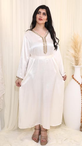 جلابية سكرية لامعة بتطريز فاخر وتصميم أنيق