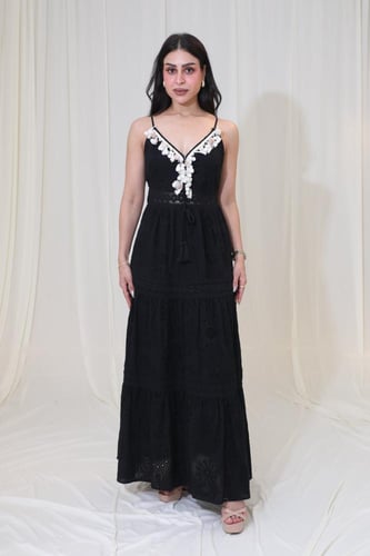 فستان ماكسي مطرز بحمالات رفيعة وتفاصيل كروشيه ناعم...