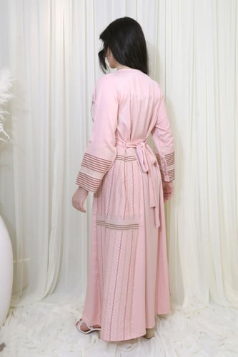 جلابية ورديه بتطريز تقليدي وتصميم أنيق