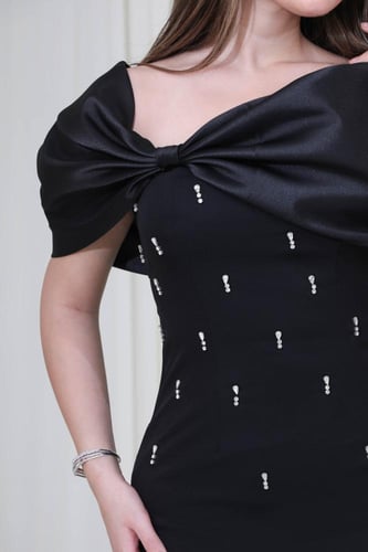 فستان سهرة طويل بتصميم أنيق مزين بالكريستال