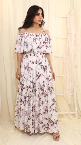 فستان أبيض بطبعات أزهار وأكتاف مكشوفة