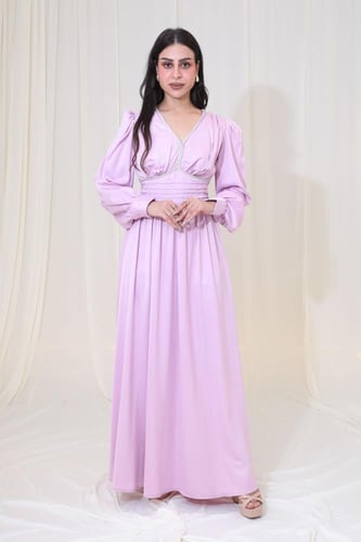 فستان ساتان طويل بأكمام منفوخة وتفاصيل خصر ناعمة