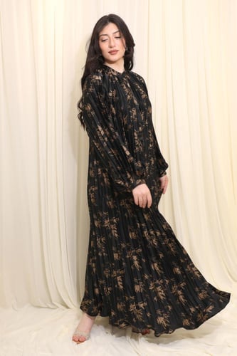 فستان طويل بتصميم واسع ومريح مع أزرار أمامية ونقشا...