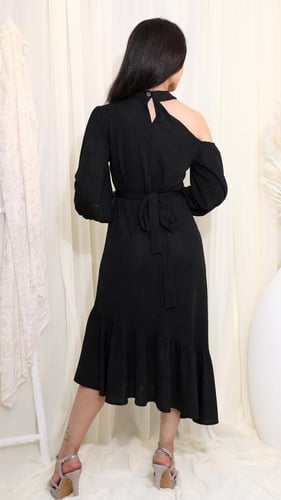 فستان أسود بكتف واحد وياقة مميزة