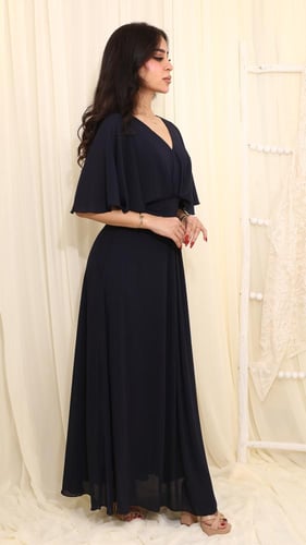 فستان سهرة كحلي طويل بأكمام واسعة