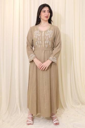 جلابية طويلة بتطريز أنيق وتصميم واسع