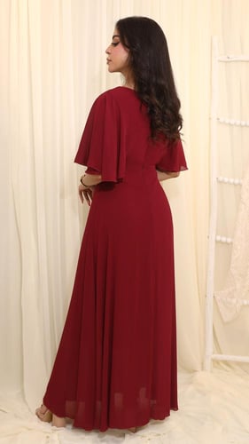 فستان عودي أنيقة بلمسات عصرية