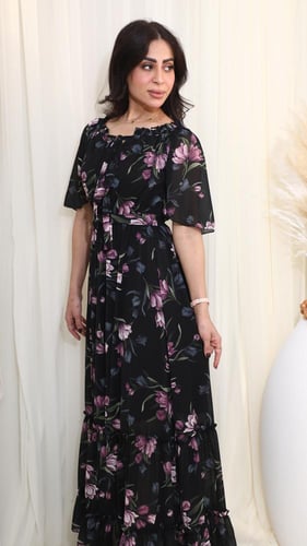 فستان طويل بنقشة زهور بنفسجية وخلفية سوداء بأكمام...