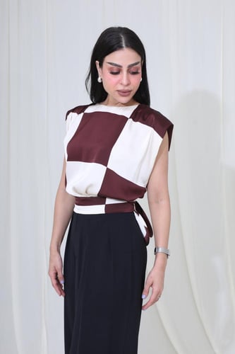 بلوزة ناعمة بأكمام قصيرة وتصميم مربعات عصري