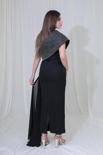 فستان سهرة راقي بتصميم عصري أنيق