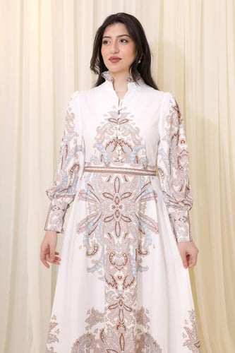 فستان طويل بنقشة أنيقة وتصميم كلاسيكي فاخر