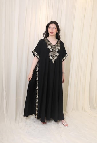 جلابية أنيقة بتطريز فخم وقصة واسعة مريحة