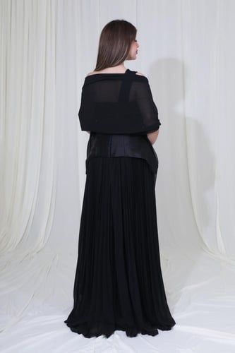 فستان سهرة أسود فاخر بدون أكمام بفيونكة عريضة