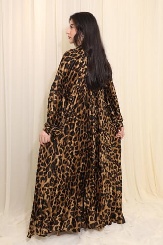 فستان طويل بنقشة التايجر لإطلالة عصرية