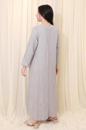 جلابية طويلة بتطريز أنيق وتصميم واسع