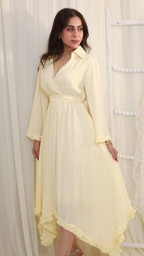فستان أصفر فاتح بتصميم كلوش وأكمام واسعة بأطراف مت...