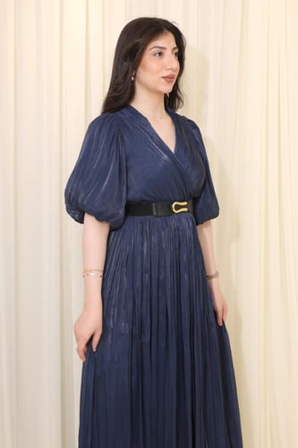 فستان واسع بأكمام منفوخة وتصميم أنيق