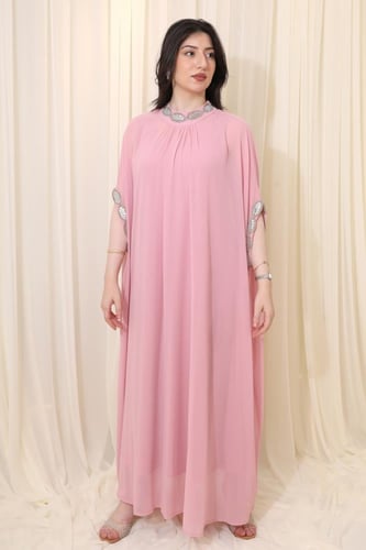 فستان طويل واسع بتصميم أنيق ولمسات راقية