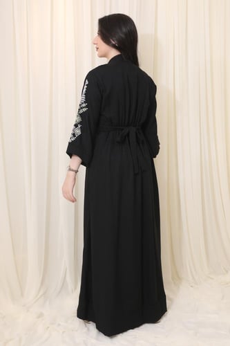 جلابية نسائية مطرزة بتصميم أنيق