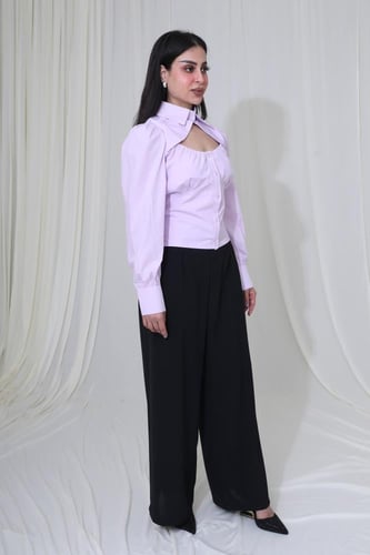 بلوزة بقصة عصرية بياقة رسمية وأكمام طويلة