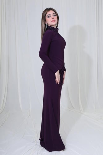 فستان سهرة طويل بقصة ضيقة وتطريز راقي