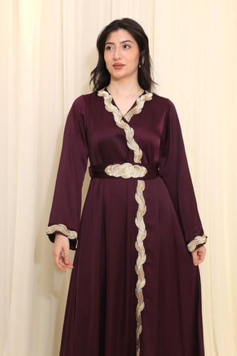 جلابية ملكية بتفاصيل تطريز أنيقة