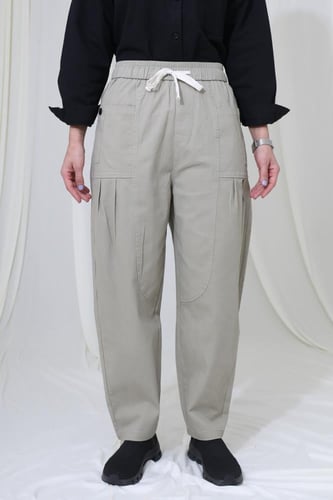 بنطلون واسع بخصر مطاط وجيوب أمامية أنيقة