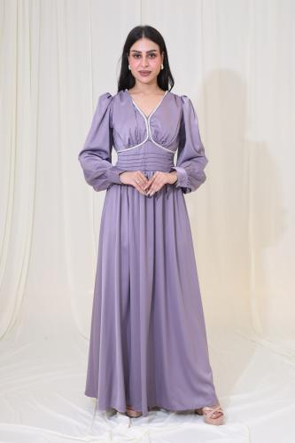 فستان ساتان طويل بأكمام منفوخة وتفاصيل خصر ناعمة