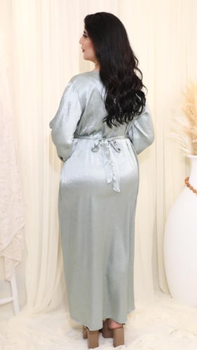 جلابية باللون الزيتي الامع بتطريز فاخر وتصميم أنيق