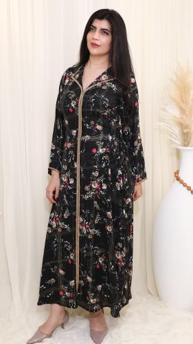 جلابية سوداء بطبعة أزهار ولمسات ذهبية