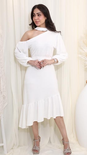 فستان أبيض متوسط الطول بكتف مكشوف