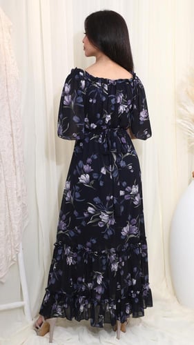 فستان طويل بنقشة زهور بنفسجية وخلفية كحلية بأكمام...