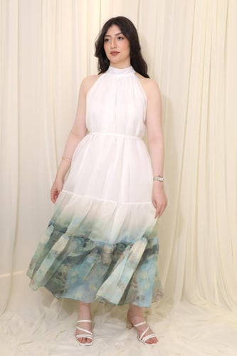 فستان طويل بياقة مرتفعة