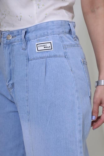 بنطلون جينز واسع بخصر عالي وتفصيلة أمامية عصرية