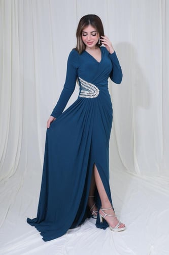 فستان سهرة طويل بتصميم ملكي وتطريز فخم